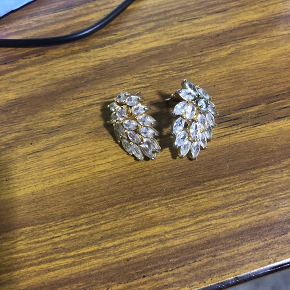 Earing - Picture 1 of 1